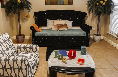 Carencro Hotel | Cozy and Relaxing Junior suite w/pond view and movie theater