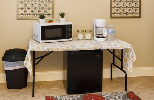 Carencro Hotel | Cozy and Relaxing Junior suite w/pond view and movie theater