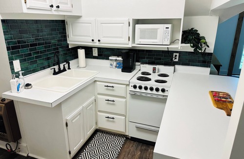 Russellville Apartment | Cozy apartment above a salon. 5 minutes to Mt Nebo