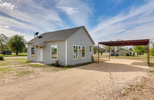 Ballinger House | Cozy Ballinger Vacation Rental w/Deck & Grill!