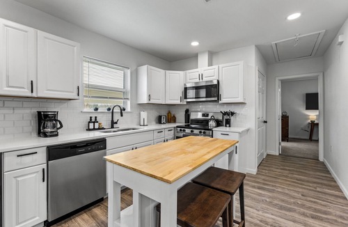 North Houston House | Cozy & Bright 2BR Home - 10 Min to Downtown