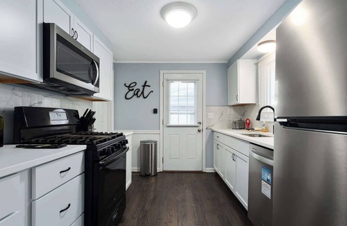 Shawnee House | Cozy Bungalow 3 BR+King Beds Mins to DT KC