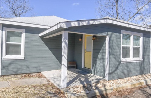Valley Mills House | Cozy Bungalow Near Chip and Jo’s Gristmill and Farmhouse