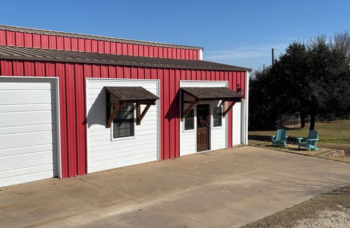 Burleson House | Cozy bungalow with full kitchen/pool in Burleson - Perfect for a cozy getaway