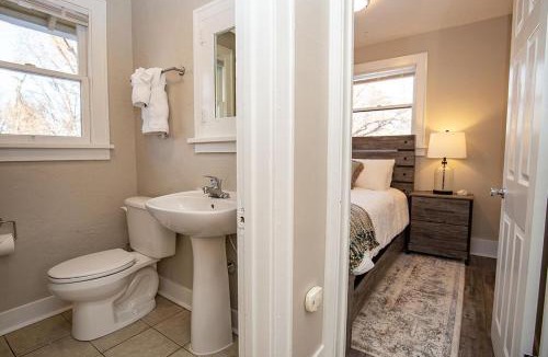 Greeley House | Cozy Carriage House - Walk to UNC + Free Bikes