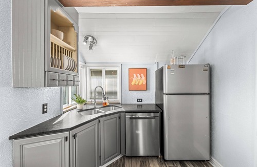 Berkeley House | Cozy central cottage! Fire pit, Theater Room & 420 Friendly!