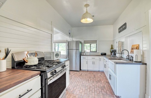 Elbert Cottage | Cozy, charming carriage house on a historic farm in Elbert