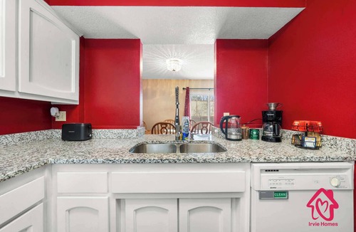Loma Del Rey Condo | Cozy Comfort at Loma Del Rey - An Irvie Home