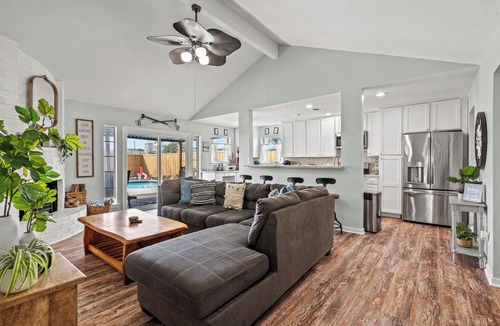 El Lago House | "Cozy Comforts of Home" Private POOL, 5 mins from Kemah Boardwalk & NASA
