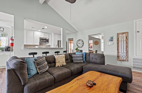 El Lago House | "Cozy Comforts of Home" Private POOL, 5 mins from Kemah Boardwalk & NASA