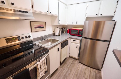 SeaTac Condo | Cozy Condo w/King Bed Near SeaTac Airport