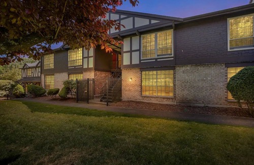 SeaTac Condo | Cozy Condo w/King Bed Near SeaTac Airport