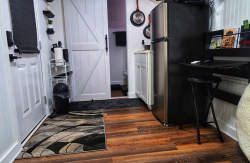 Chillicothe Cabin | Cozy Container, HotTub, King Bed, Pets, Wifi, 1 Night Stays, Griddle, Firepit