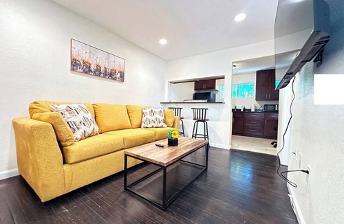 Lakewood Apartment | Cozy Corner | 10mins to Downtown