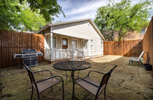San Angelo Cottage | cozy cottage downtown 2bd/2bth pet friendly