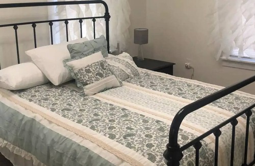 Atchison House | Cozy cottage in the Heart of Atchison!
