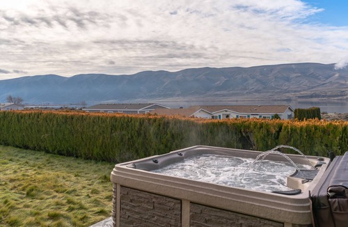 Desert Aire House | Cozy Cottage on the Columbia with breathtaking views w/hot tub
