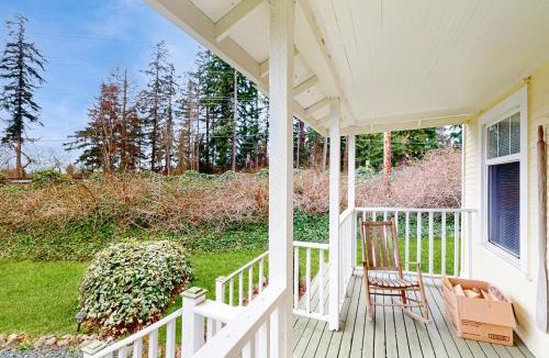 Freeland House | Cozy Cottage w/Hot Tub in Freeland, Pets Welcome!