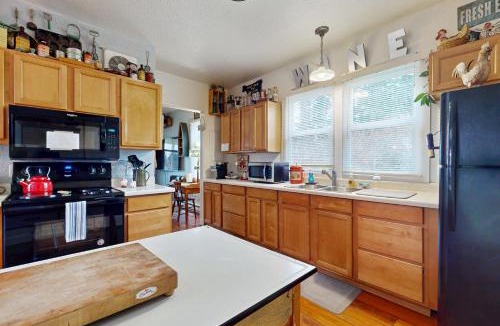 Freeland House | Cozy Cottage w/Hot Tub in Freeland, Pets Welcome!
