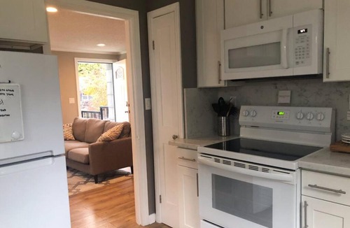 Crown Hill Apartment | Cozy Crown Hill Carkeek Cottage 2 Beds, Full Kitchen & Backyard in North Seattle