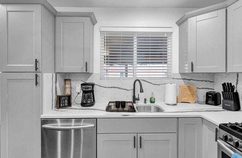 Dupont House | Cozy Den Retreat - Hot Tub - Game Room - BBQ - Fire Pit Min to Downtown Denver