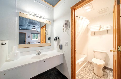 Pinnacles Entrance Badlands Cabin | Cozy Dog-Friendly Cabin with Private Bench and Modern Amenities Near Wall Drug – Wall, South Dakota