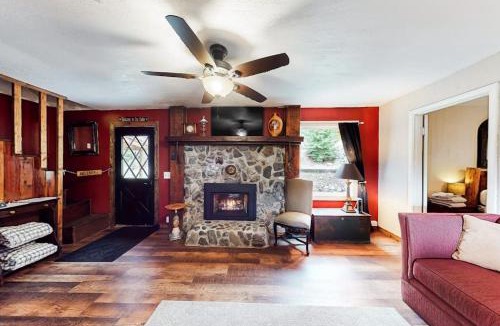 Joseph House | Cozy dog-friendly home with fireplace near Wallowa Lake State Park & tram