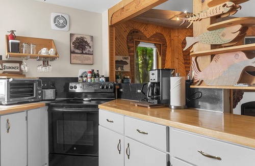Chelan House | Cozy Dome Home- 3-Bed Retreat 9 Min Drive to Lake AC WiFi Free Parking