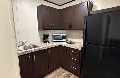 West Odessa Hotel | Cozy Efficiency in Odessa with Pool, Laundry, Fishing Pond and Gym