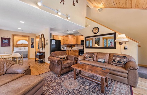 Fall River Estates Condo | Cozy Fall River Escape Private Hot Tub