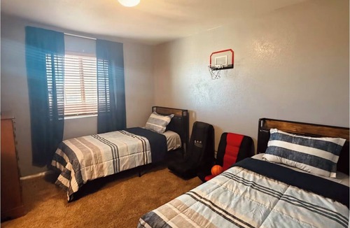 Henderson House | Cozy Family Retreat with Game and Movie Left