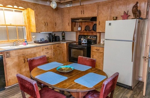 Satin Cabin | Cozy Farmhouse Escape, Thrilling Skeet Shooting