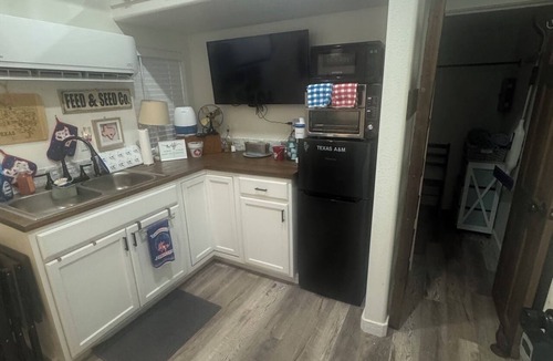 Etoile Cabin | Cozy fisherman cabin step from Lake Sam Rayburn