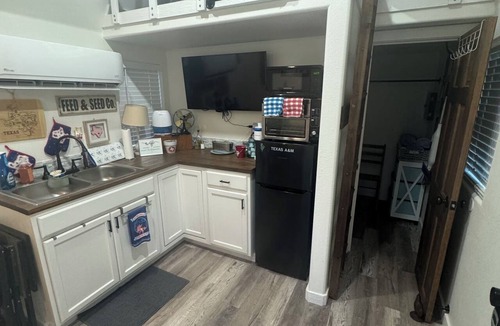 Etoile Cabin | Cozy fisherman cabin step from Lake Sam Rayburn