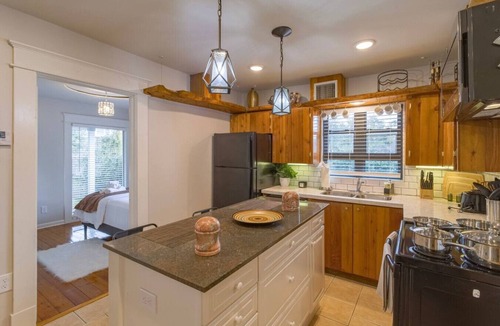 Washington Ave./ Memorial Park House | Cozy heights home near downtown