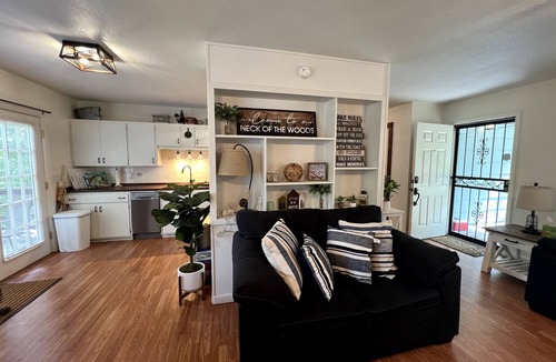 Myrtle House | Cozy Home - Fire Pit - Seasonal Fishing