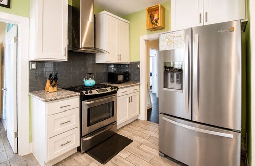 Woodlawn Lake House | Cozy Home | Pool | Backyard | 10min to Downtown