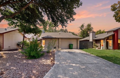 New Territories House | Cozy Home | Pool Table & 2 Arcade Games | Enclosed Backyard