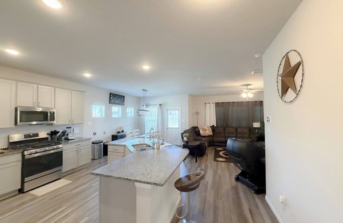 San Antonio House | Cozy House/Community Pools/Massage Chair/Large Backyard
