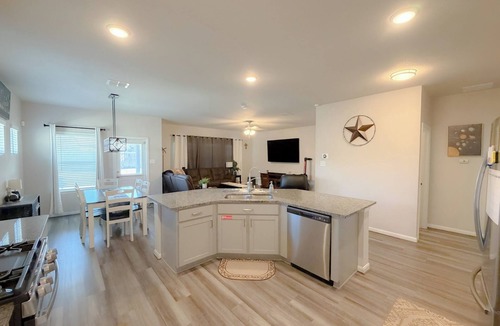 San Antonio House | Cozy House/Community Pools/Massage Chair/Large Backyard