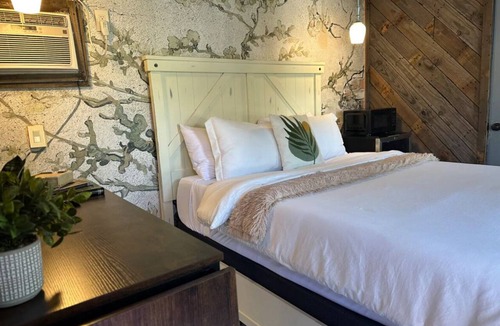 Greater East End Apartment | Cozy inner-loop guest house. A city retreat!