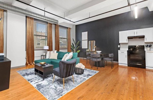 Mission Apartment | Cozy Kansas City Stay | Hot tub + Pool | King Bed
