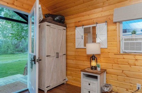 Orondo Cabin | Cozy King Cabin Retreat at Pirates Cove | River Access + Bathhouse