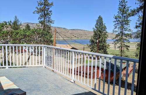 Wellpinit House | Cozy lake house escape w/covered deck to enjoy the views & close community beach