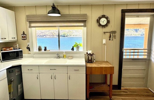 Tonasket Cabin | Cozy Lakefront Cabin - very peaceful and only steps to the lake!