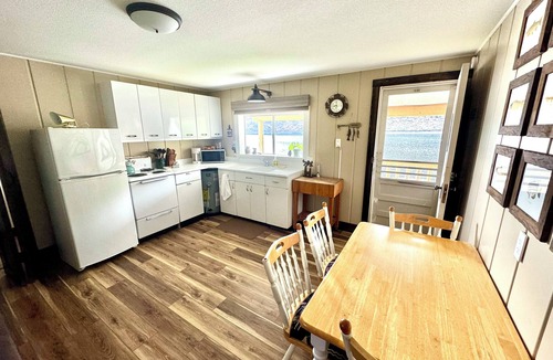 Tonasket Cabin | Cozy Lakefront Cabin - very peaceful and only steps to the lake!