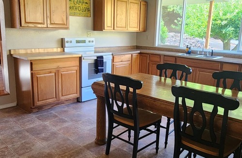Oxbow House | Cozy little cabin in the heart of Hells Canyon, with boat parking.