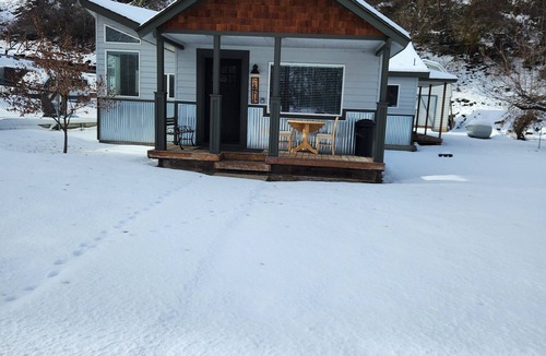 Oxbow House | Cozy little cabin in the heart of Hells Canyon, with boat parking.