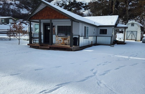 Oxbow House | Cozy little cabin in the heart of Hells Canyon, with boat parking.