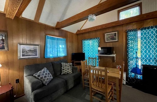 Zwolle Cabin | Cozy Loft Cabin with Private Pond Views Near Zwolle, Louisiana